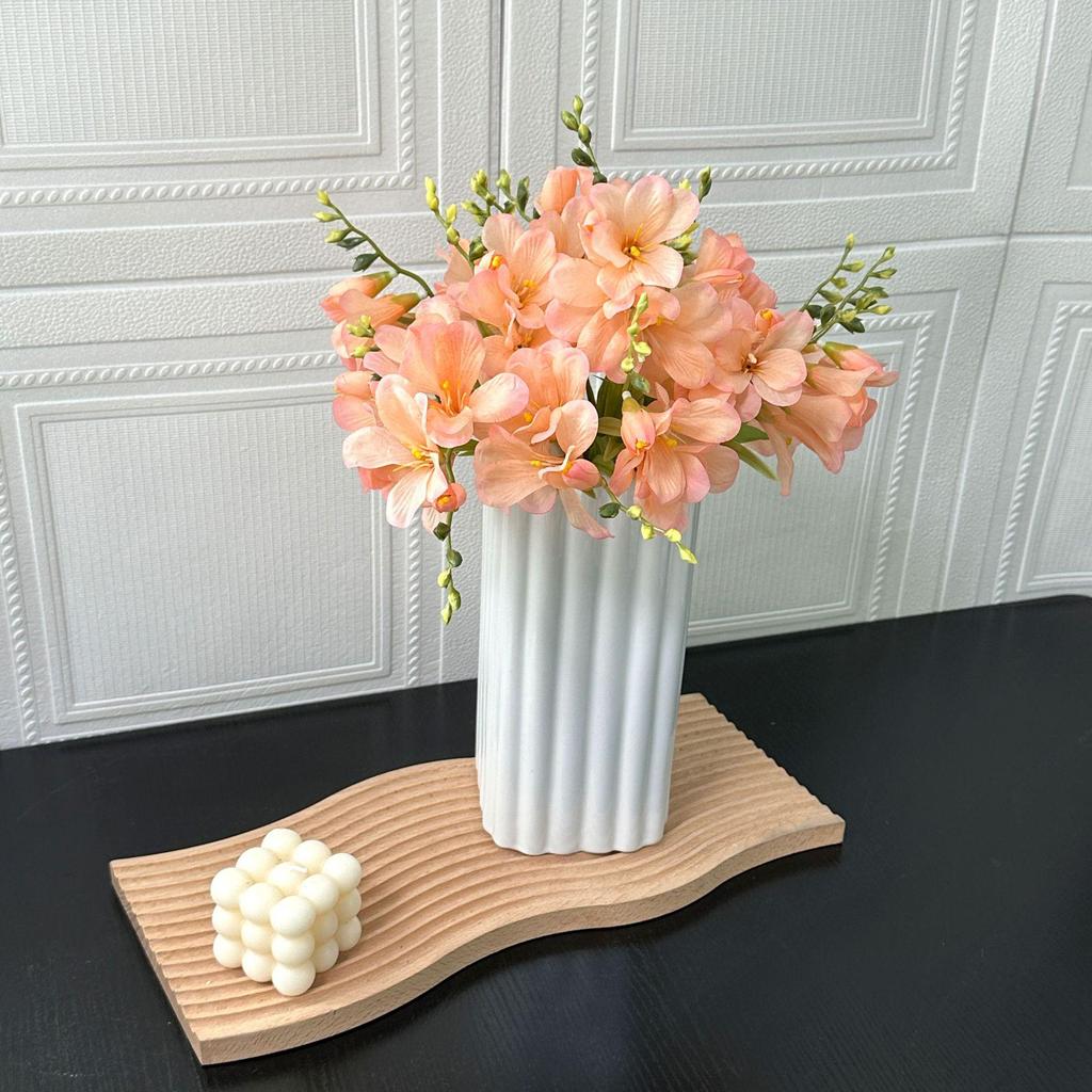 Искусственный букет из фрезии и хосты для домашнего декора и свадеб