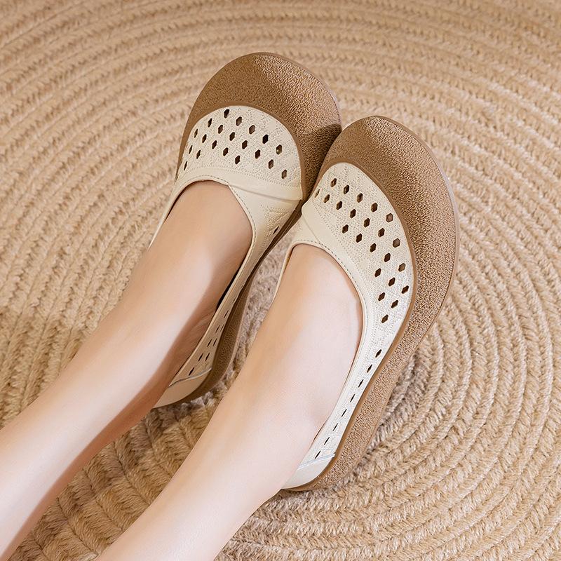 Кожаные новые летние сандалии женские туфли большого размера для мамы мягкая подошва полые удобные на плоской подошве нескользящие одинарные туфли с перфорацией дышащие