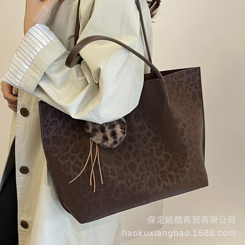 Ретро сумка женская большой вместимости 2205 новая осень и зима универсальная простая сумка на плечо премиальная текстура сумка-тоут для поездок