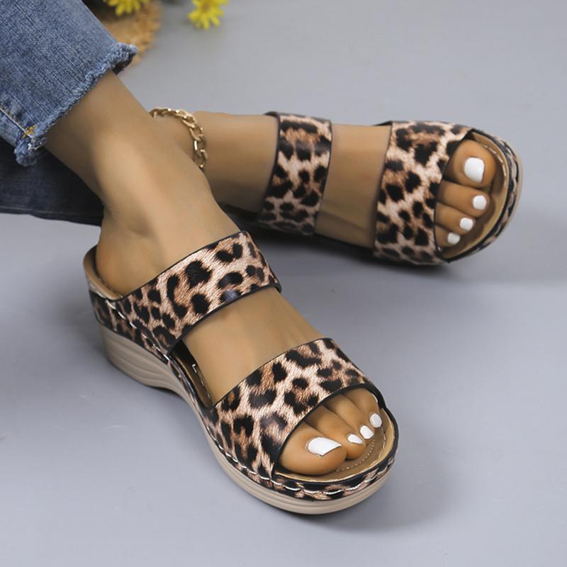 Модные женские босоножки на танкетке с леопардовым принтом, летние модные удобные тапочки на платформе, женские нескользящие шлепанцы для пляжа, шлепанцы