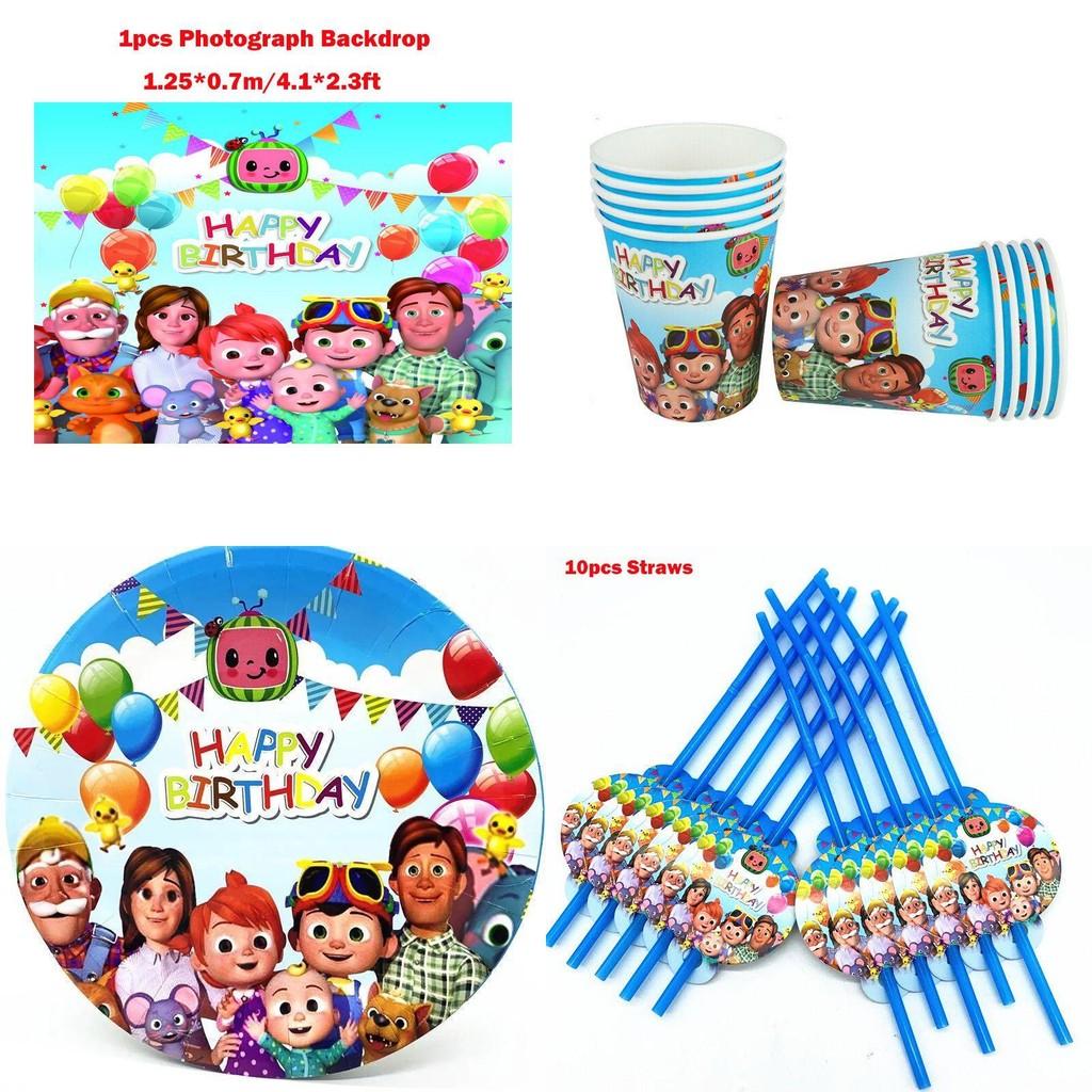 Яркий набор принадлежностей для семейного дня рождения с веселыми тарелками и элементами декора