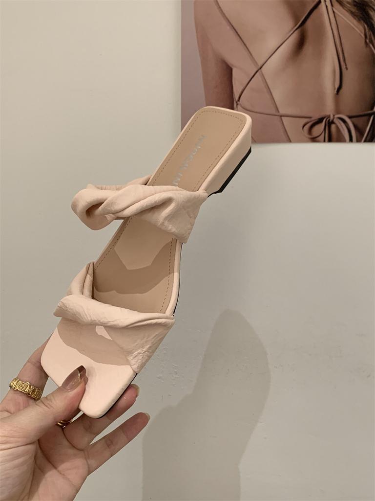 Лето 2025 Женские сандалии с квадратным носком на плоской резиновой подошве, простой дизайн, пляжные шлепанцы для взрослых дам, однотонные туфли-слипоны