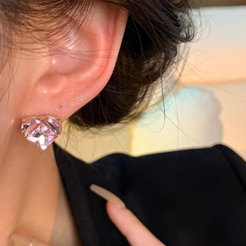 Серьги в форме сердца с розовым цирконием. Модные летние серьги в форме персикового сердца. Продвинутые милые крутые серьги в форме сердца.