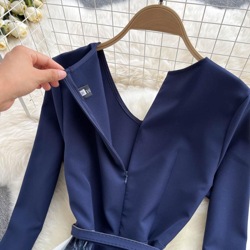 Новое осеннее легкое роскошное роскошное плиссированное платье длиной до колена в стиле Хепберн с v-образным вырезом и принтом