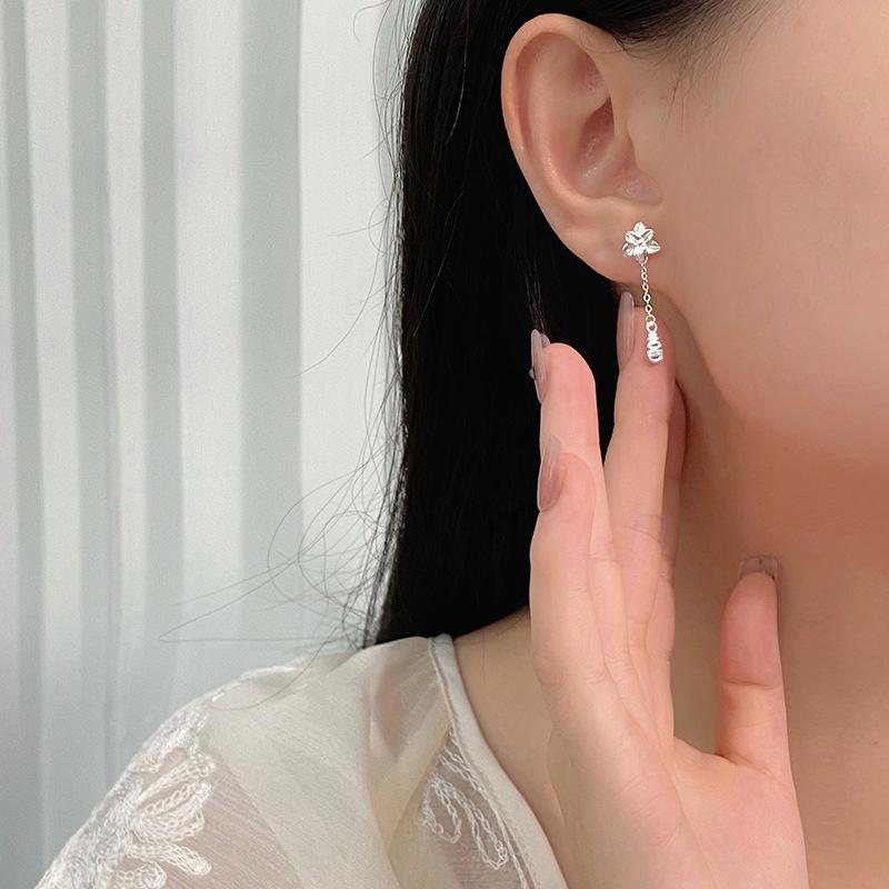 Серьги Flower Happy Tassel — это свежие, милые, элегантные и универсальные серьги-гвоздики