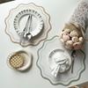 Круглая скатерть-подставка с фигурным краем, водонепроницаемая, из искусственной кожи, элегантная, теплоизолирующая, для стола в помещении или на улице, для свадьбы, пикника