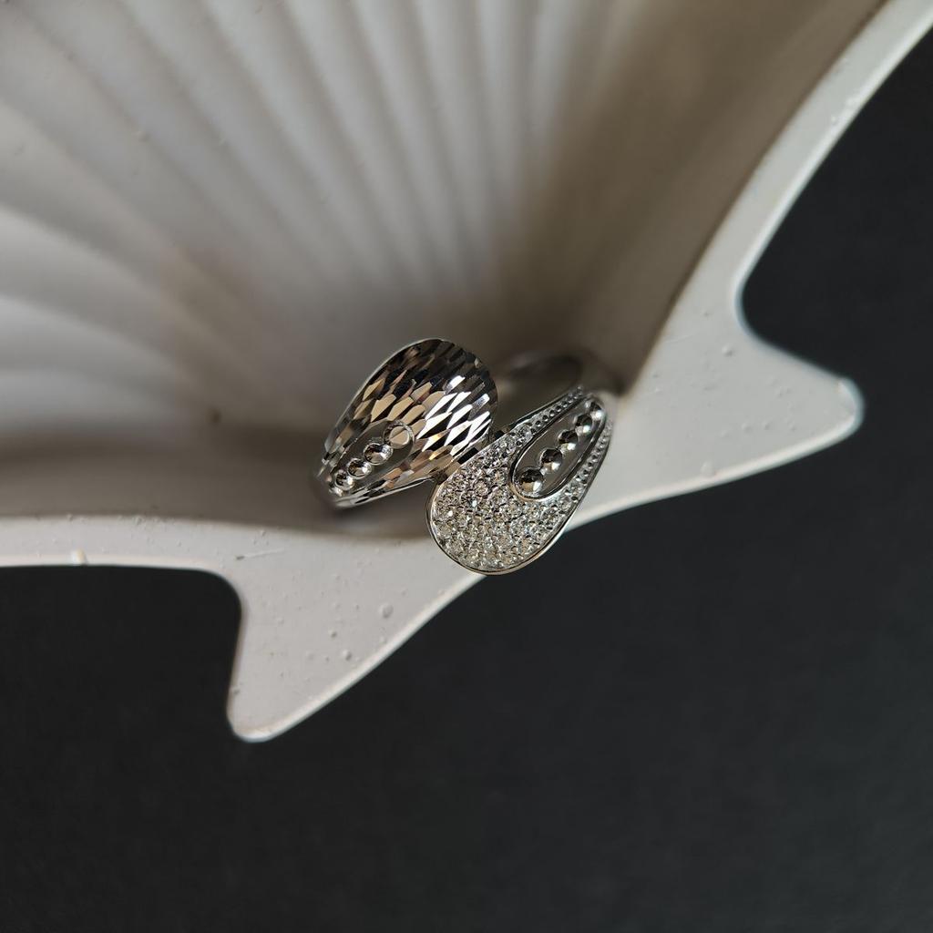 Серебряное кольцо с фианитами, вес изделия 4,21 гр (2180678)