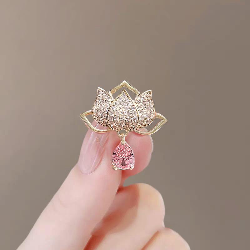 Summer Anti-Exposure Brooch: Fashionable and Luxurious Collar Pin for Women.