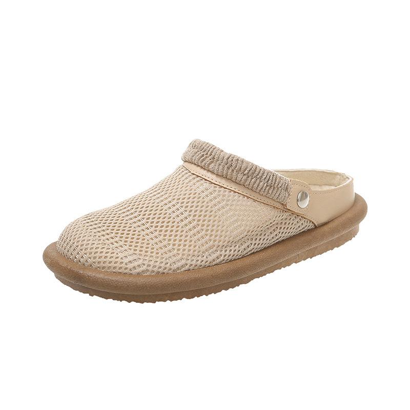 Женщины носят сандалии, одну туфлю и две туфельки-мешки на мягкой подошве и полутапочки, а также дышащую сетчатую обувь с одним отверстием для педали.