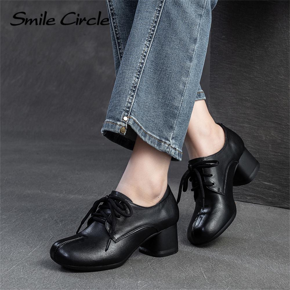 Женская обувь из натуральной кожи со шнуровкой и круглым носком на высоком каблуке. Удобная модная повседневная обувь.