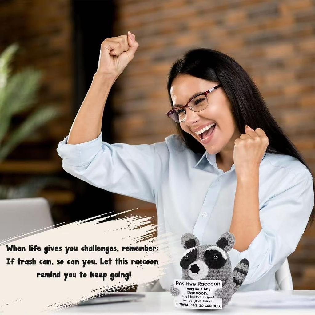 Забавная эмоциональная поддержка Позитивная вязаная крючком кукла енот Милая ручная работа Вязаный позитивный енот Настольный декор для комнаты Рождественские подарки