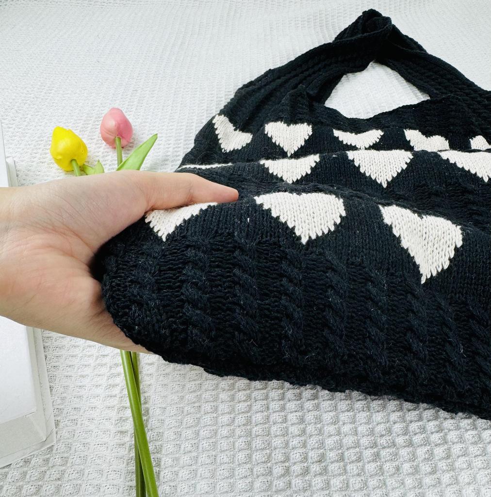 Эксклюзивная вязаная сумка-тоут большого размера с узором в виде сердец, 2023