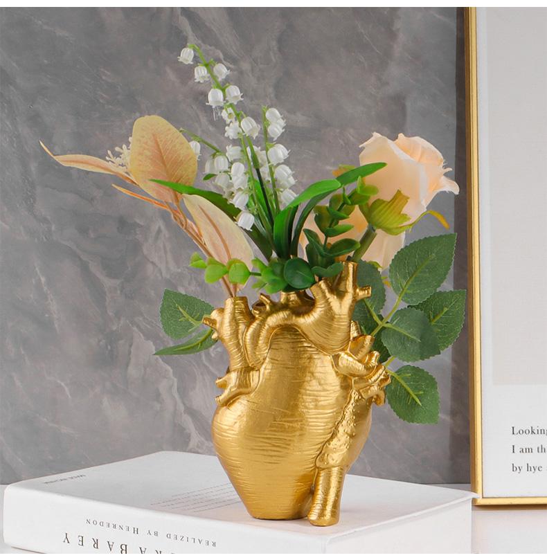 Креативная скульптура вазы в форме сердца, идеально подходит для демонстрации букетов или сухоцветов, стильное настольное декоративное украшение