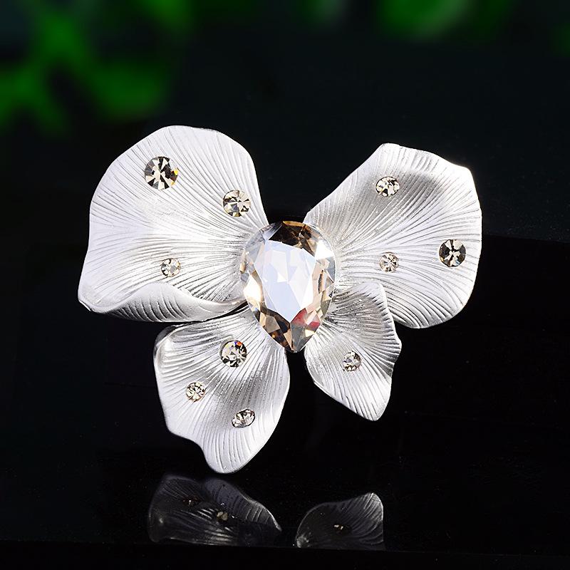 Ретро-брошь в виде бабочки в европейско-американском стиле - элегантная булавка из сплава для корсажей и пальто