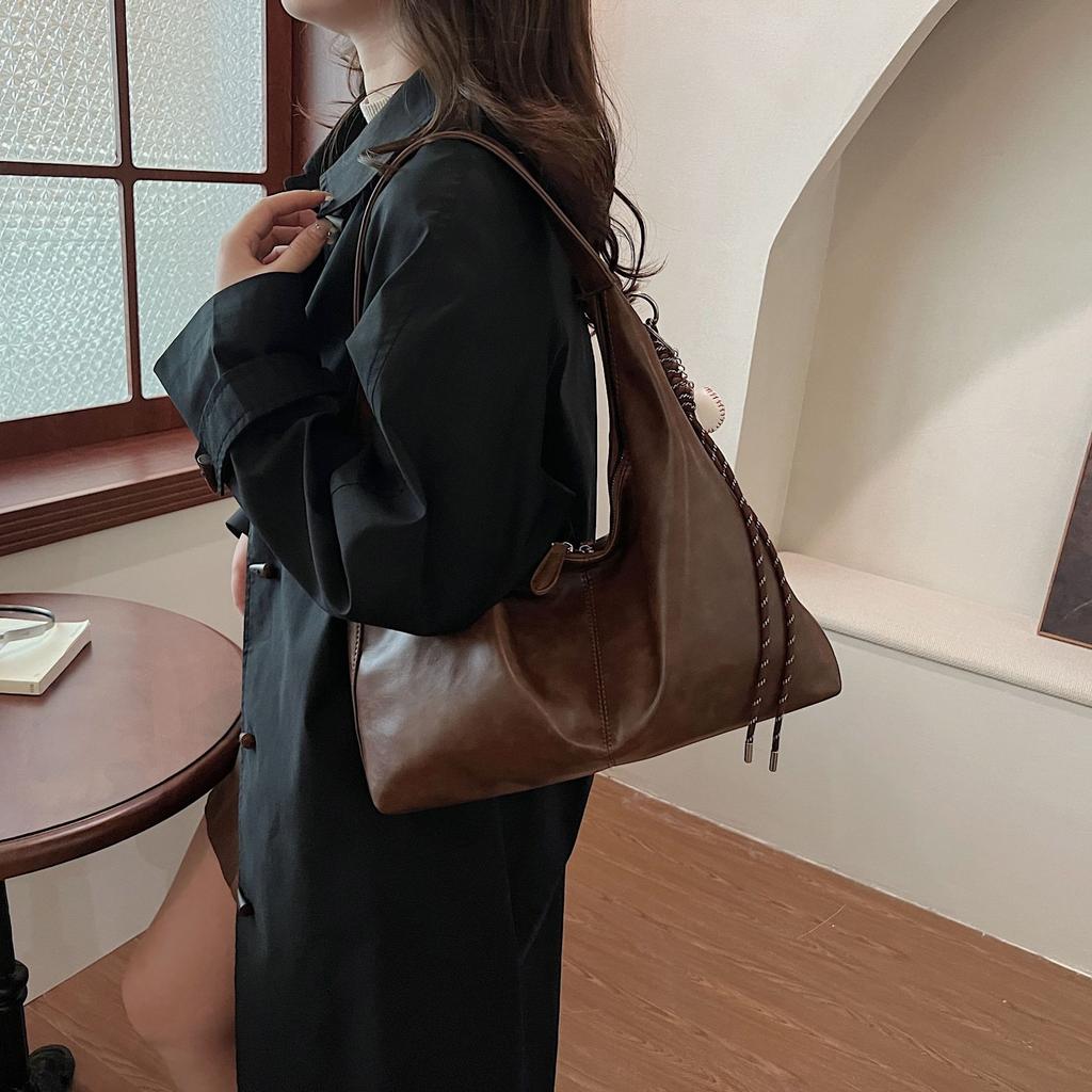 Вместительная сумка подмышку женская 2025 новая осенне-зимняя сумка через плечо ретро-сумка премиальная сумка-тоут для通勤