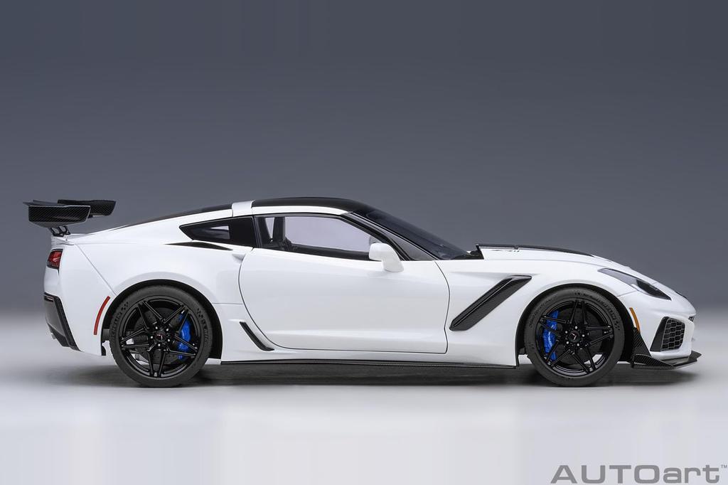 AUTOart Chevrolet Corvette ZR1 Белый Готовый продукт 1/18 (С7)