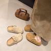 Осенний стиль: Туфли Birkenstock на высоком каблуке, надетые внутри, в сочетании с шлепанцами Birkenstock на платформе для улицы.