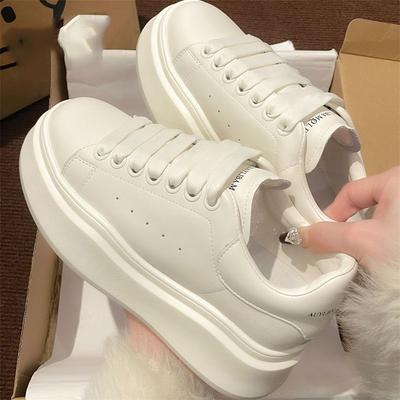 Маленькие белые туфли женские 2025 лето взрыв универсальные на толстой подошве маленький человек увеличение роста износостойкие супер огонь спортивные повседневные туфли-маффины