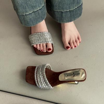 Красивые сандалии на танкетке, которые женщины носят летом, новые ремешки со стразами с юбками, туфли на высоком каблуке и крутые шлепанцы