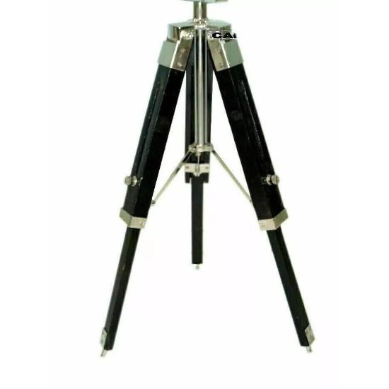 Старинный голливудский прожектор с рождественским подарком из деревянного штатива