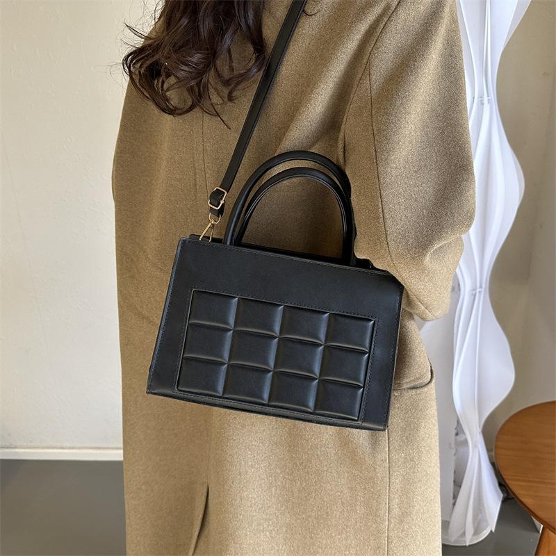 Сетка вмятина темперамент ретро контрастный цвет сумка 2024 новый модный корейский вариант простая повседневная сумка через плечо женская