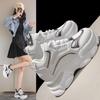 Корейская версия платформенных белых кроссовок 2025 весна мода новые папины кроссовки женские ins тренд увеличивает повседневные спортивные одинарные туфли женские