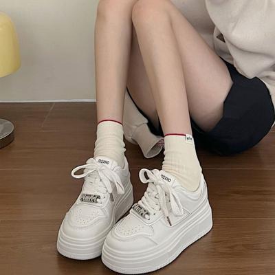 Повседневные универсальные маленькие белые туфли на шнуровке на толстой подошве, увеличивающие рост, женские, новая весна-осень 2025, студенческие легкие спортивные туфли