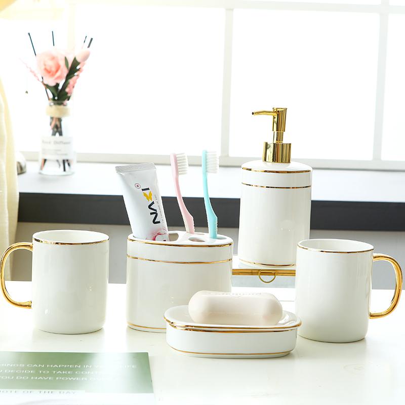 Набор для ванной комнаты с подносом, керамическая бутылка с гелем для душа, бутылка с жидкостью для мытья рук, мыльница, стаканчик для ополаскивателя для полости рта, туалетные принадлежности