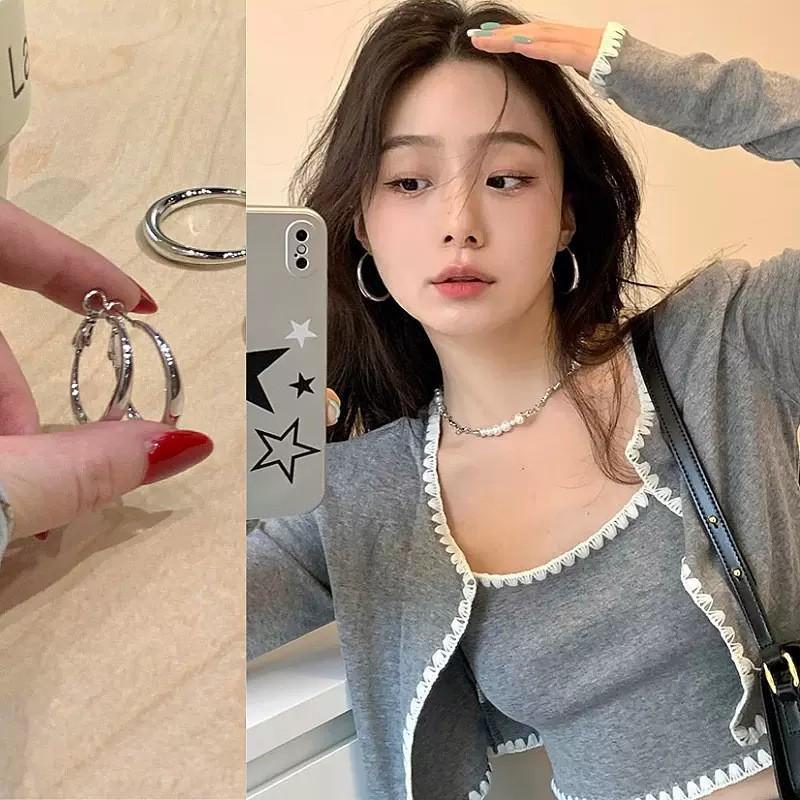 Винтажные красные серьги-кольца в гонконгском стиле: Элегантный женский аксессуар на осень/зиму