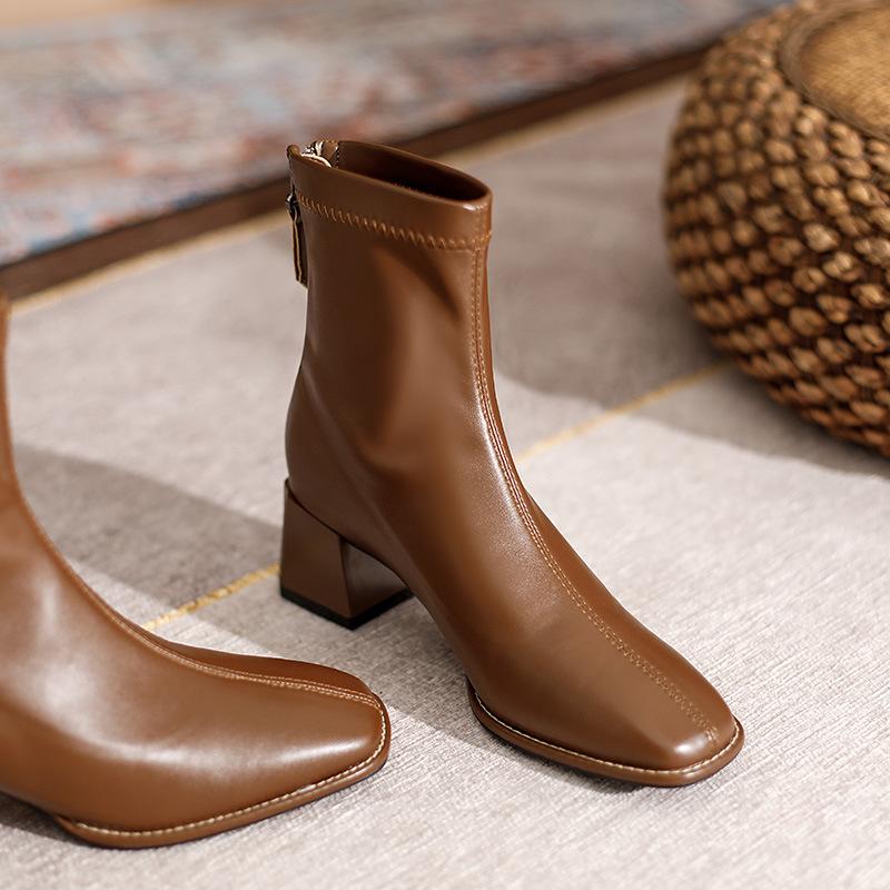 Коричневые массивные французские короткие ботинки для женщин, чтобы выглядеть стройнее. Новые бежевые ботильоны с квадратным носком и средней высоты каблуком C1349