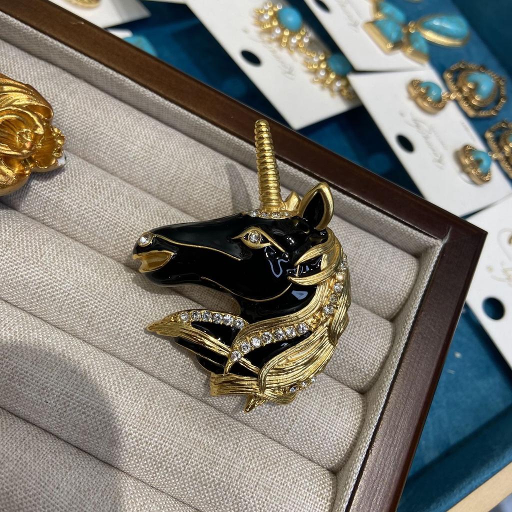 Модная черная средневековая брошь в виде головы лошади из меди и золота, высококачественная, с капающим маслом, в виде единорога