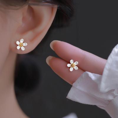 Милые Серьги-Цветочки для Женщин Простой Характер Художественные Изысканные Компактные и Универсальные Серьги