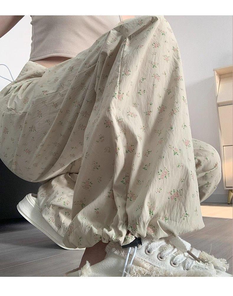 Женские брюки карго широкие из ледяного шелка с цветочным принтом на весну/лето 2025: Свободный Ретро Спортивный Стиль