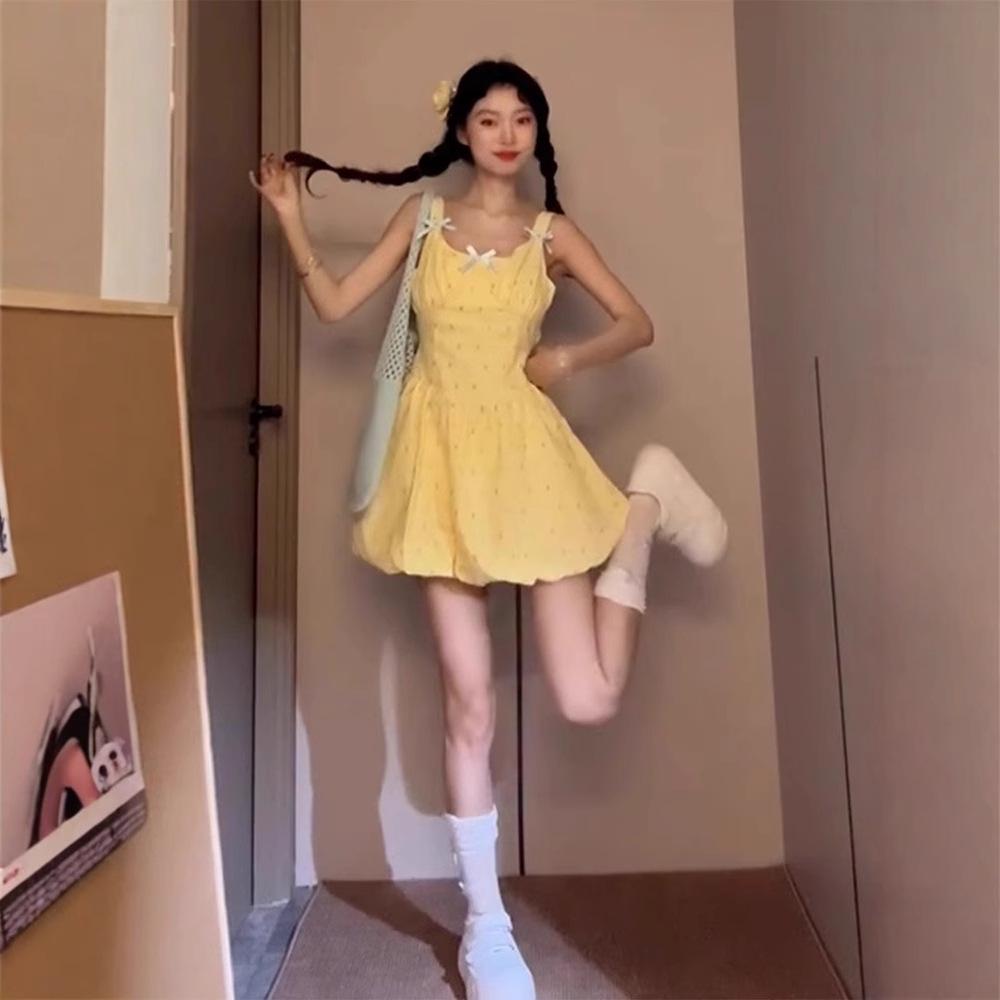 Милое маленькое желтое платье-тюльпан в горошек - на бретельках-спагетти, с приталенным силуэтом, пышной юбкой, летний стиль