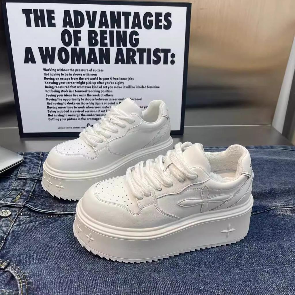 Толстоподошвенные маленькие белые туфли 'четырехлистный клевер' для женского лета, новые универсальные, увеличивающие рост, спортивные и для отдыха кеды, модные студенческие