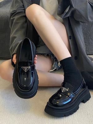 Лоферы женские весна 2025 новые модные ретро универсальные высококачественные на толстой подошве нескользящие квадратные носки маленькие кожаные туфли прилив