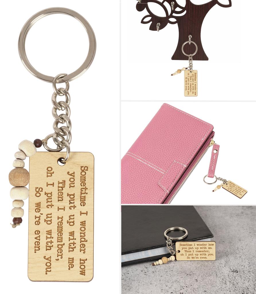 Inkdotpot Забавный брелок Иногда я удивляюсь, как ты меня терпишь, потом я вспоминаю О, я терплю тебя, так что мы квиты Дерево с гравировкой