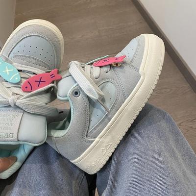 Guochao нишевые оригинальные туфли-хлебцы с маленькой рыбкой женские 2026 весна новые на толстой подошве кожаный верх белые туфли кеды