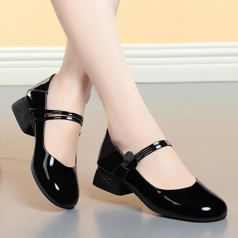 Мода 2024 года, новые весенне-осенние повседневные удобные туфли-лодочки с круглым носком и квадратным каблуком, однотонные элегантные женские туфли с неглубоким носком, милые