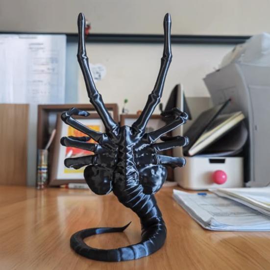 Alien Facehugger Phone Stand 3D Printed 18cm Sci-Fi Decor Figure Stable Dock for Hands-Free Viewing Unique Gift for Alien Fans And Enthusiasts