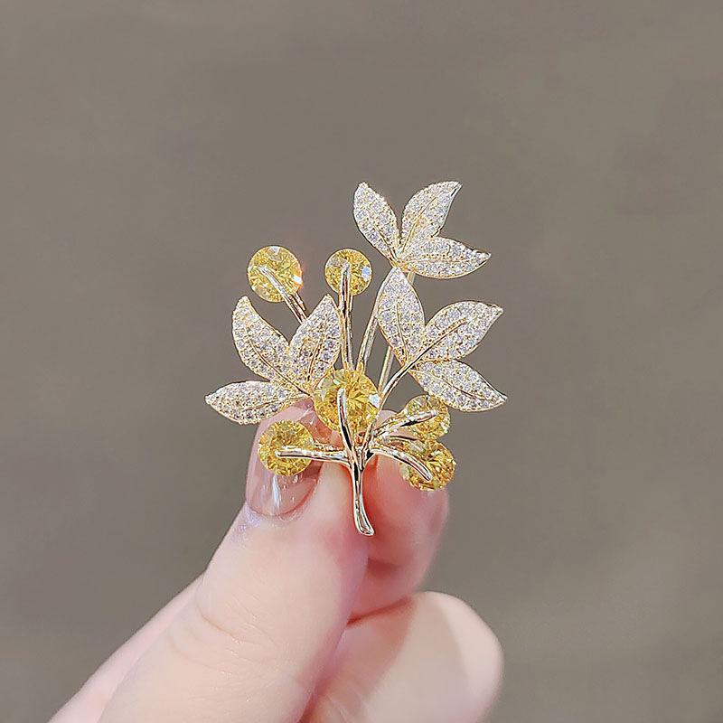 Summer Anti-Exposure Brooch: Fashionable and Luxurious Collar Pin for Women.