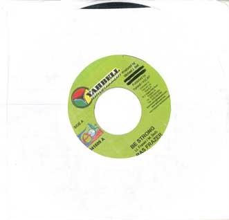 7-дюймовая пластинка RAS FRAZER - Be Strong 041609 YAHBELL 2009 Ямайка Регги, Ска и Даб Б/У