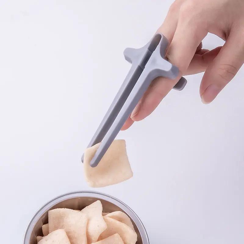 Finger Chopsticks for Gamer Gaming Snack Clips Plastic Chopstick Snack Food Finger Tongs Lazy Artifact Assistant Finger Tool