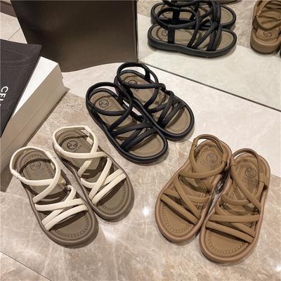 Тапочки на толстой подошве, женская летняя верхняя одежда 2025 года, новая мода, перекрестные ремешки, наступающие на дерьмо, туфли-маффины на плоской подошве, классные тапочки