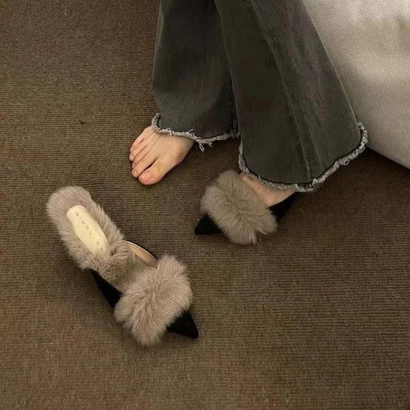 Модные сексуальные заостренные женские мюли 2024 года, зимние новые женские тапочки с закрытым носком и мехом, модная одежда для улицы, женские туфли на шпильках