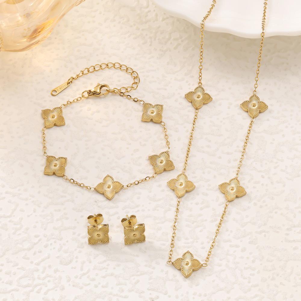 Элегантный ювелирный набор из титановой стали 18 карат: Браслет, Колье и Серьги-гвоздики с Лазерной Полосой и Клевером