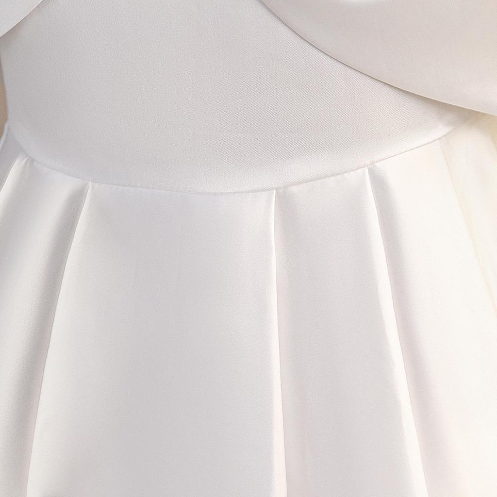 Большое вечернее платье принцессы без рукавов с открытыми плечами и шлейфом