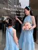 Одинаковые летние платья с вырезом через шею Bai Lu, Zhang Bichen и Mai Xiaodeng: Пляжная французская юбка макси для матери и дочери