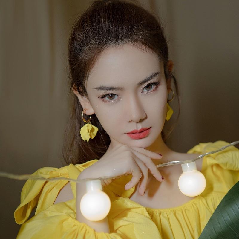 Маленькие свежие желтые серьги-пусеты с сетчатыми цветами, летние милые серьги-пусеты в стиле легкой роскоши, отпускной стиль, высококлассные серьги