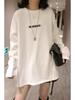 Женская белая хлопковая футболка с длинным рукавом средней длины - тренд ранней осени 2025 года, универсальная и свободного кроя